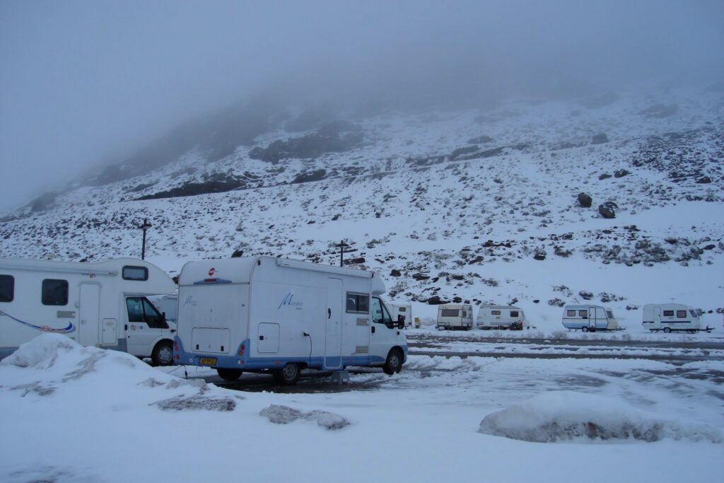 Sneeuw in de Sierra Nevada tijdens de heenreis met de camper naar Marokko