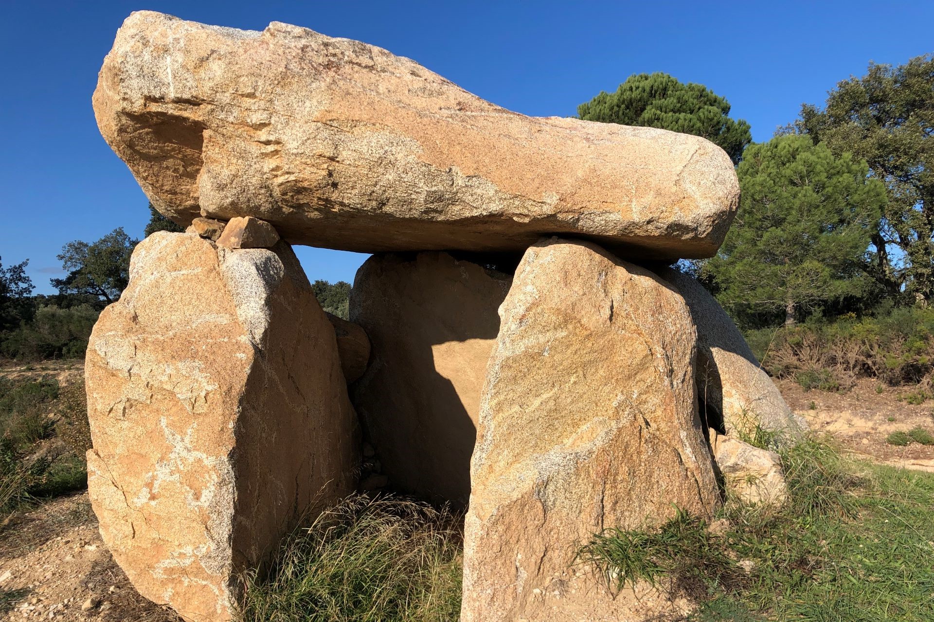 Een dolmen in de heuvels rond Capmany