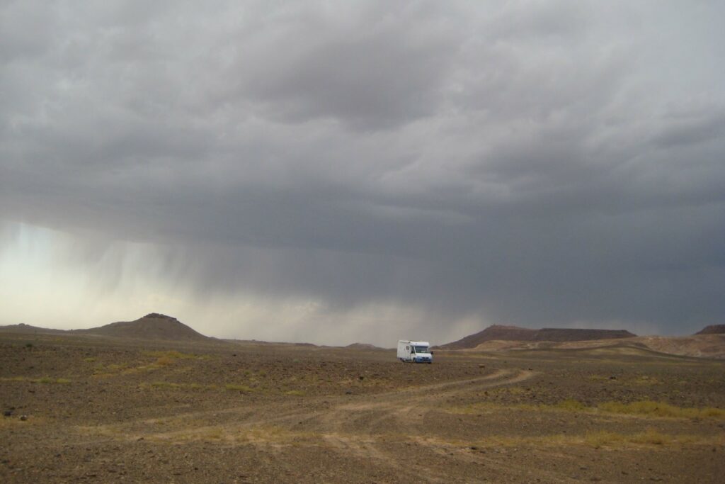 Met de camper naar Marokko - zandstorm in Erfoud