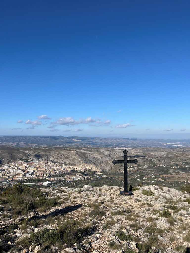 Groot kruis op de top Alt de Sant Jaume met uitzicht op Bocairent