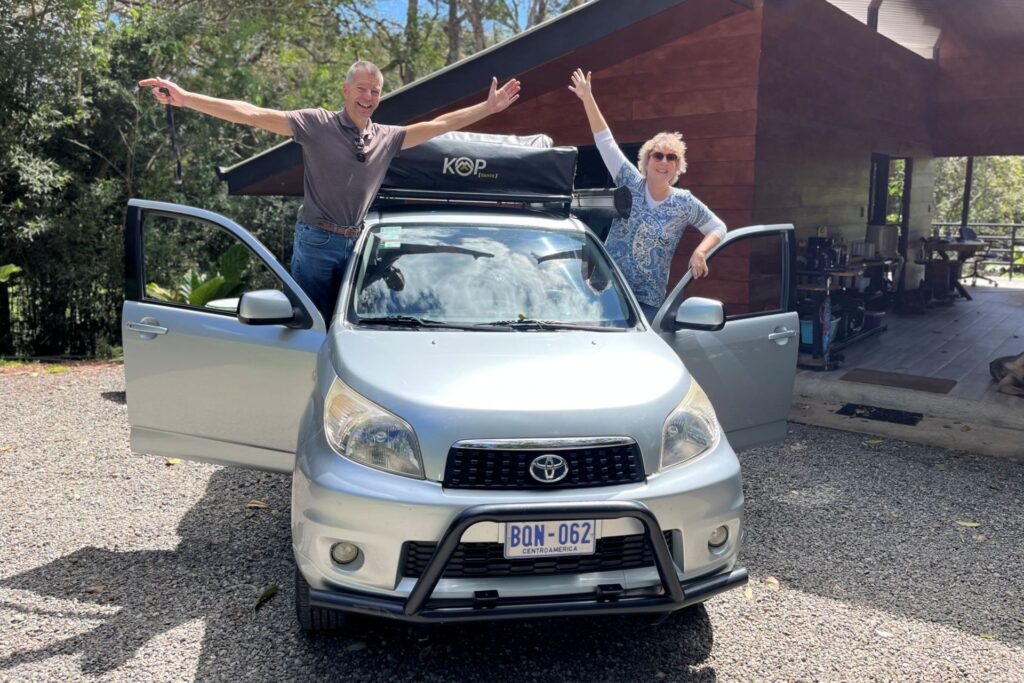 Ernst en Larissa met de huurauto Toyota Prada 4x4 op Costa Rica