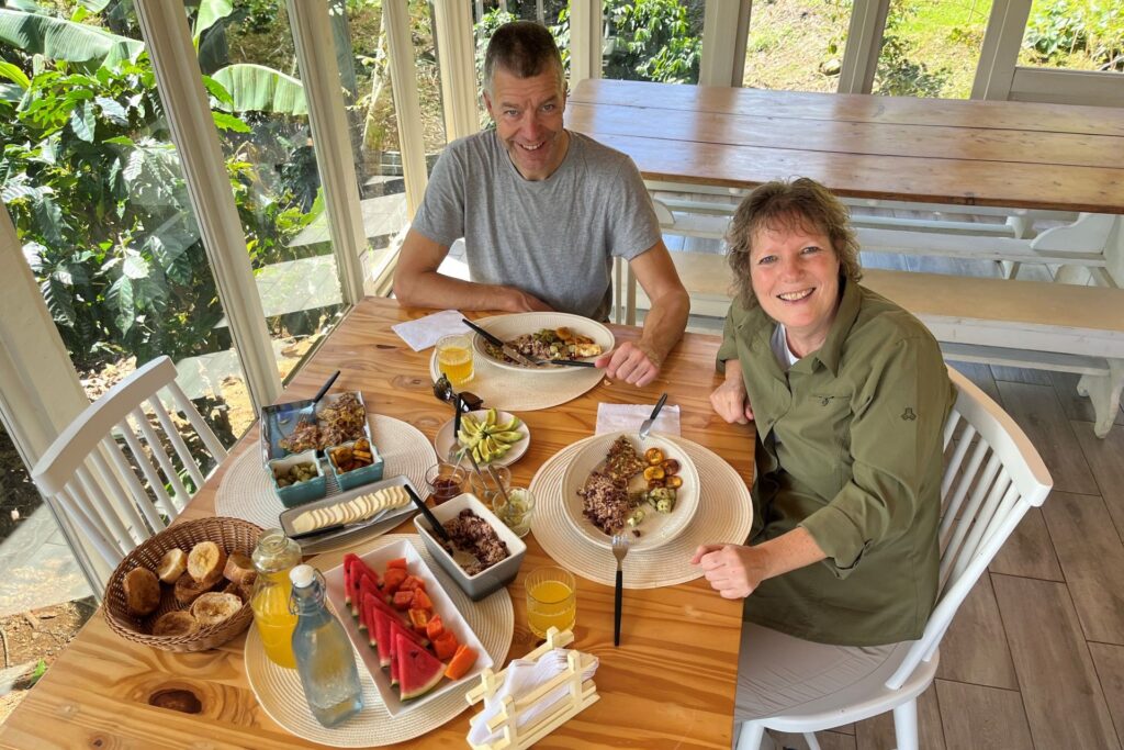 Kamperen in Costa Rica - ontbijt bij Finca Las Mercedes