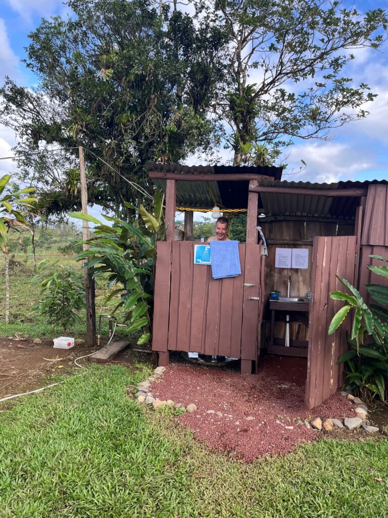 Kamperen in Costa Rica - Douchen bij Camping La Aurora Río Celeste