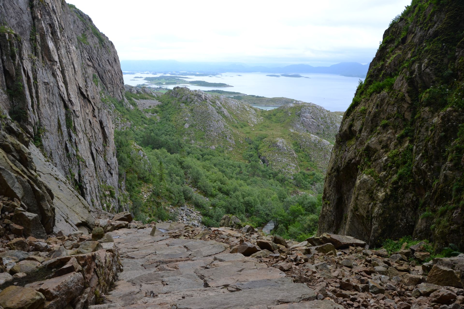 Uitzicht vanuit de tunnel in de berg Torghatten
