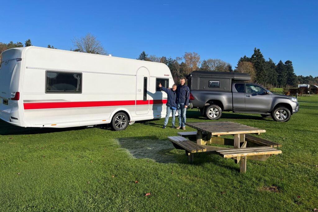 Ernst en Larissa met caravan en Toyota Hilux 4x4